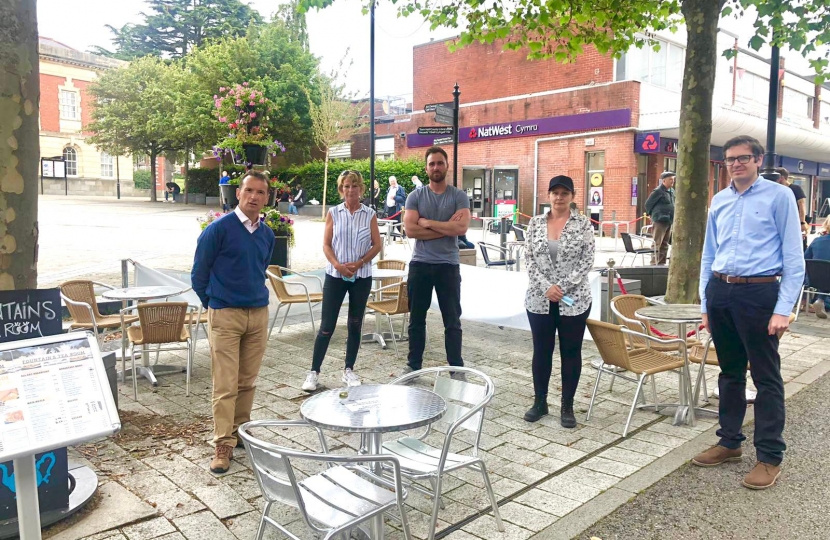 Alun Cairns and Cllr Rowlands with local traders 