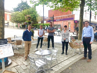 Alun Cairns and Cllr Rowlands with local traders 